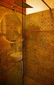 Kúpeľňa v ubytovaní Apartamenty u Harrego BOUTIQUE SPA z klimatyzacja, balkon, sauna, tężnia parking