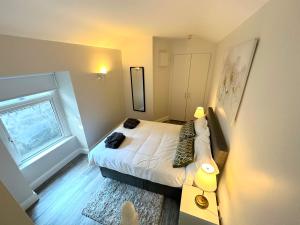 Habitación pequeña con cama y ventana en Dublin Apartments, en Dublín