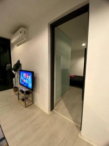 TV a/nebo společenská místnost v ubytování Rehat Guest House, The Square, One City, USJ25