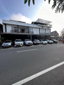 um edifício com carros estacionados ao lado de uma rua em Omahku Homestay em Borobudur