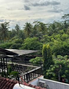 uma vista para uma floresta a partir de um telhado de um edifício em Omahku Homestay em Borobudur