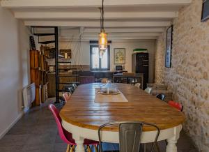 - une grande table en bois dans une chambre avec des chaises dans l'établissement Mas Lafleur, à Châteaurenard