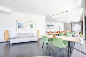 ポルト・モニスにあるStudios by Aqua Natura Hotelsのテーブル、椅子、ソファが備わる客室です。