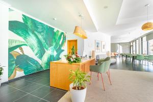 ポルト・モニスにあるStudios by Aqua Natura Hotelsの大きな絵画が飾られたリビングルーム +37枚の写真