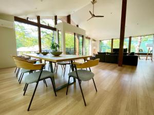 Ruang duduk di Ahiru Chalet by Hakuba White Fox Company +18 gambar