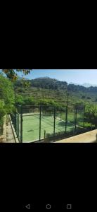 einen Tennisplatz mit einem Tennisplatz auf einem Feld in der Unterkunft Finca Marchequivir in Bernia