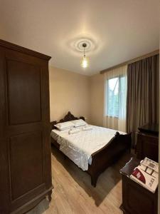 sypialnia z łóżkiem i oknem w obiekcie Lilus Apartament Shekvetili w mieście Shekhvetili