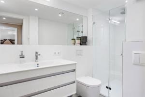 ビンツにあるStrandresidenzen Binz-Prora Strandresidenzen Binz-Prora D0 1の洗面台とトイレを備えた白いバスルーム +9枚の写真
