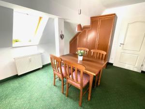- une salle à manger avec une table et des chaises en bois dans l'établissement Seehof Seehof 41, à Bansin