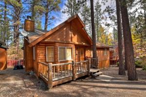 Cabaña de madera con porche en el bosque en Cozy Adorable Cabin / Scenic Outdoor dining area en Big Bear City