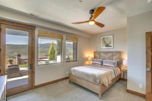 1 dormitorio con 1 cama y ventilador de techo en Powder Mountain Home with Private Hot Tub and Views! en Eden