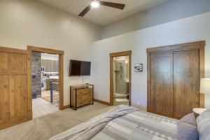 Schlafzimmer mit einem Bett und einem Flachbild-TV in der Unterkunft Powder Mountain Home with Private Hot Tub and Views! in Eden