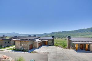 una vista aérea de un edificio con montañas en el fondo en Powder Mountain Home with Private Hot Tub and Views! en Eden