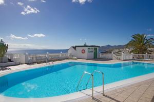 basen z widokiem na ocean w obiekcie Casa John w Puerto del Carmen