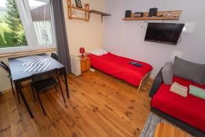 Habitación con 2 camas, mesa y sofá en Biesy2 en Wetlina