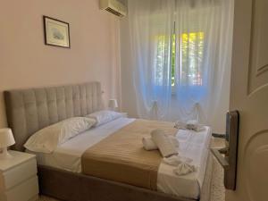 - une chambre avec un grand lit et une fenêtre dans l'établissement Hotel Fiammetta, à Rimini