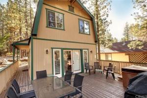 Casa con terraza con mesa y sillas en Cozy Mountain Retreat with Private Jacuzzi en Big Bear Lake