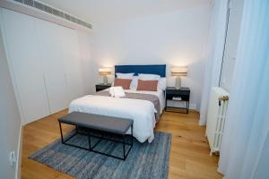 a bedroom with a bed and a table and two lamps at For You Rentals Lujoso y elegante ap. en Centro Madrid ALC35 in Madrid
