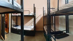 Uma cama ou camas num quarto em Jungle by sturmfrei Gokarna
