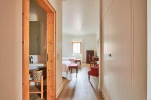 uma sala com um quarto com uma cama e um espelho em Deluxe Bedroom in Farmhouse, Swimming Pool, By TimeCooler em Sobral de Monte Agraço