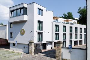 una imagen de un edificio blanco en Aparthotel Na Klenici en Mladá Boleslav