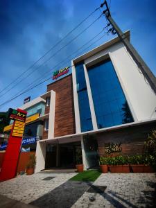 um edifício com uma grande janela em frente em IVY RESIDENCY em Trivandrum
