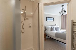 En eller flere senger på et rom på Room 3 Hotel style Double bedroom in Marazion