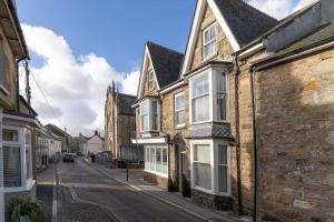 una calle vacía en un viejo pueblo con edificios en Room 3 Hotel style Double bedroom in Marazion en Marazion