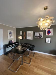 uma sala de jantar com uma mesa e um piano em Beautiful Arty Apartment em Nice