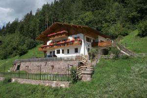 ein Haus an einem Hang in der Unterkunft Agriturismo Kabishof in Villnöss