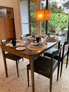 a wooden table with chairs and a dining room at Privates Zimmer & Bad in Aalen/Unterkochen in Unterkochen