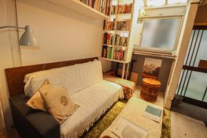 Postel nebo postele na pokoji v ubytování KAB Library and Residency 想像力の羽をもつ古民家長屋