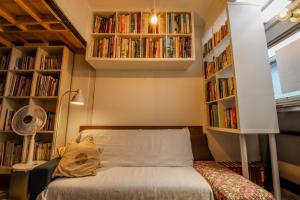 Postel nebo postele na pokoji v ubytování KAB Library and Residency 想像力の羽をもつ古民家長屋