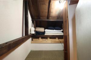Postel nebo postele na pokoji v ubytování KAB Library and Residency 想像力の羽をもつ古民家長屋