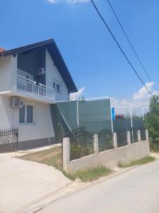 een hek met een groen zeil aan de zijkant van een huis bij Saray Bosna Home in Gladno Polje
