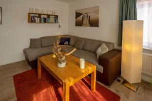 ein Wohnzimmer mit einem Sofa und einem Couchtisch in der Unterkunft Charmante 3 Zimmer WHG mit Terrasse in Scharbeutz