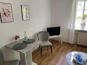 a living room with a desk with a computer and a chair at Helpens Hof in Salzhausen