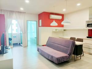 una camera con letto e tavolo e una cucina di Deluxe Suites 1BR, 2-5 pax, Netflix, Georgetown a Jelutong
