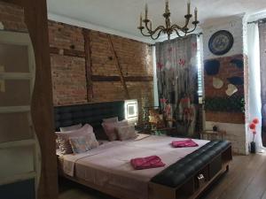 ein Schlafzimmer mit einem großen Bett in einer Ziegelwand in der Unterkunft VintageTrib in Sibiu