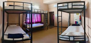 Pokój z 3 łóżkami piętrowymi w pokoju wieloosobowym w obiekcie Jungle by sturmfrei Gokarna w mieście Gokarna