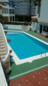 Bazén v ubytování Cosy 3-bedroom Duplex with pool close to the beach nebo v jeho okolí