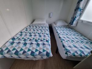 Ένα ή περισσότερα κρεβάτια σε δωμάτιο στο Camping de l Orangerie de Lanniron Mobilhome Esprit Zen R26