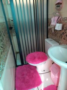 baño con aseo rosa y lavamanos en Barco Casa Pantanal Toca da Onça, en Poconé