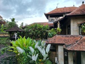 dom z ogrodem przed nim w obiekcie Rumah Kelinci w mieście Ubud