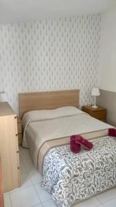 um quarto com uma cama com uma fita rosa em Apartamentos centro histórico em Sevilha