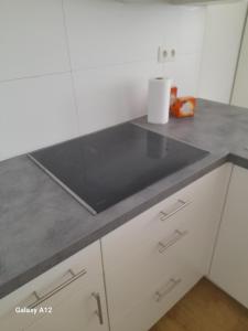 - un comptoir de cuisine avec un évier noir dans l'établissement App Seaview Albert I, à Ostende