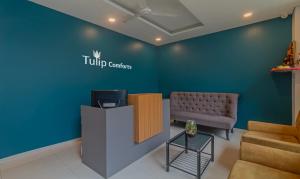 een wachtkamer met een bank en een stoel bij Treebo Trend Tulip Comfort in Pune