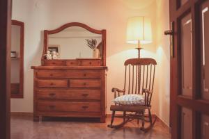 a room with a dresser and a chair and a mirror at Ca la Tendeta in Tivissa