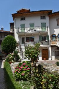 un gran edificio blanco con balcones y flores en API Tenna Apartments Glicine 1, en Tenna 