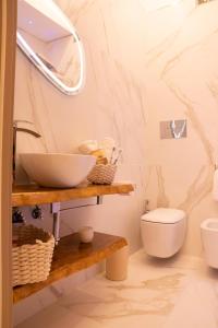 bagno con lavandino e servizi igienici di BelMa' Aparthotel and Rooms a Marina di Camerota
